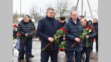 В брянских Журиничах Губернатор Александр Богомаз и госдеятели Николай и Дмитрий Патрушевы почтили память советских воинов