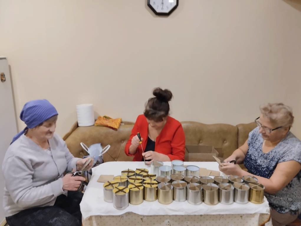 Прихожанки Успенского храма г. Мглина изготовили окопные свечи для участников спецоперации