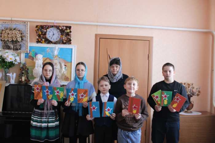 Воспитанники «Творческой мастерской» воскресной школы г. Мглина изготовили открытки ко Дню защитника Отечества