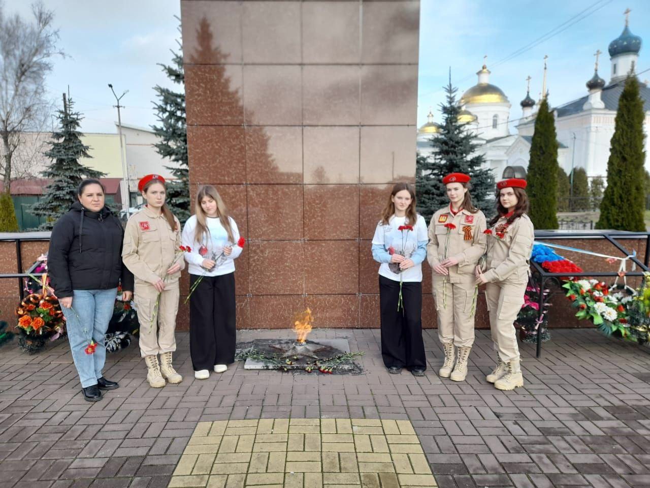 Мглинские волонтеры Победы возложили цветы к Вечному огню в День воинской славы