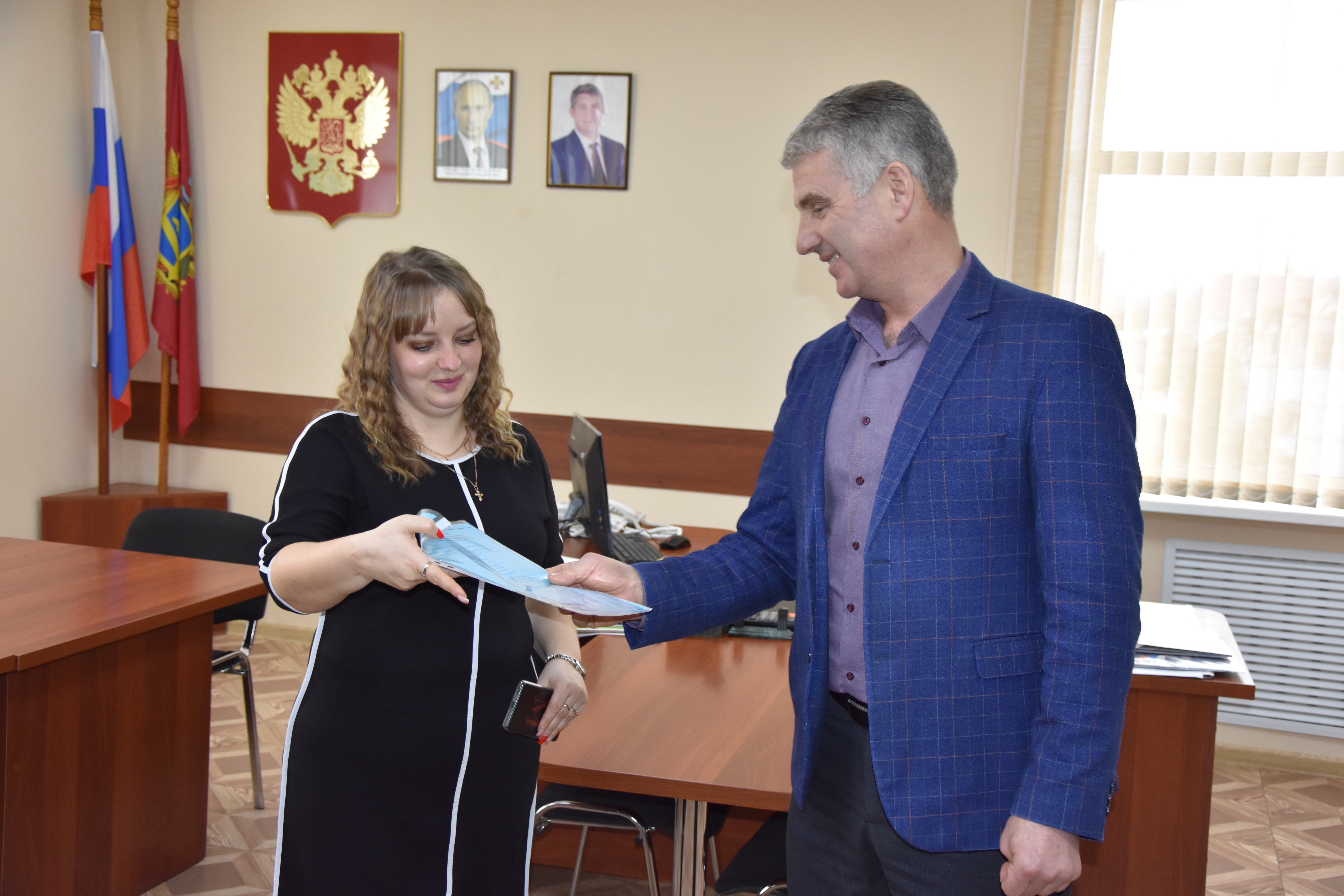 В Мглине молодой семье вручено жилищное свидетельство