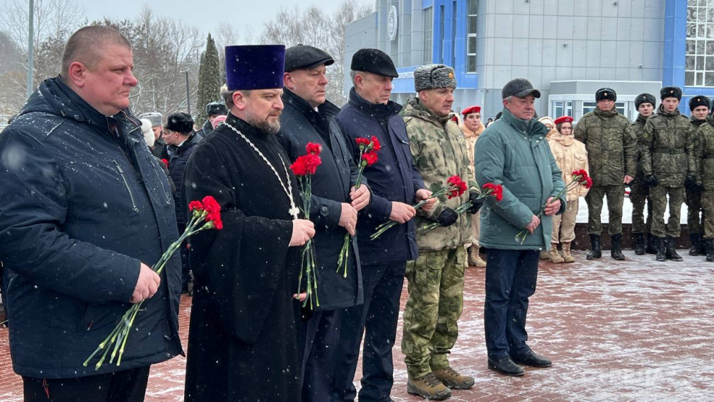В Брянске состоялась памятная церемония у мемориала «Круговая оборона»