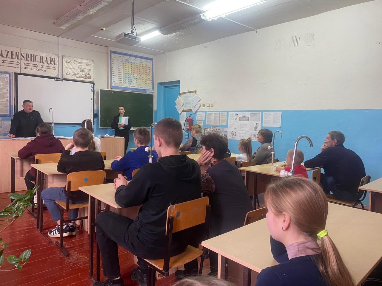 В Соколовской школе Мглинского района побывали представители Росгвардии и полиции