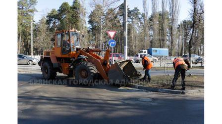 В Брянске на уборку улиц вышли 80 коммунальщиков и 70 машин