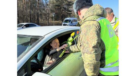 В Брянске автоинспекторы устроили акцию «Цветы для автоледи»