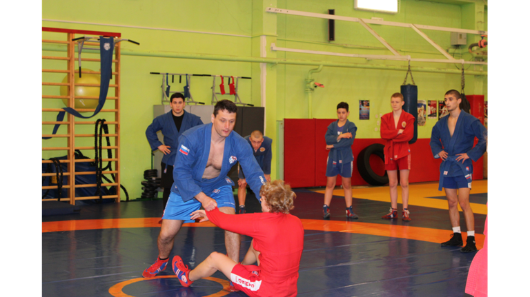 В брянском Стародубе Артём Осипенко провел мастер-класс для юных самбистов