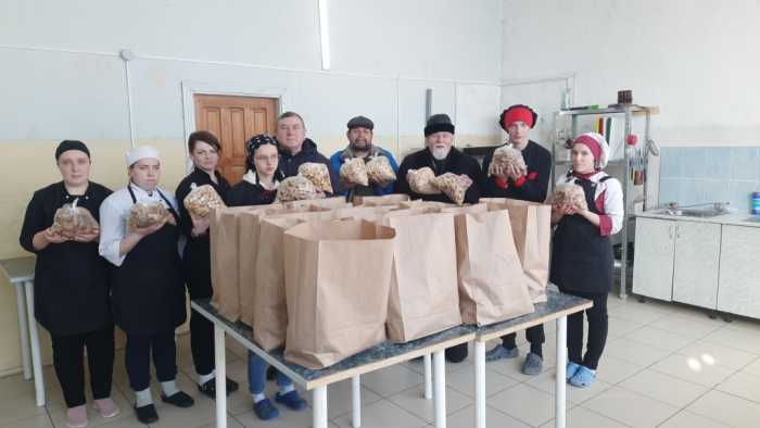 В рамках совместного проекта Мглинского благочиния и Мглинского филиала Брянского агротехникума участникам спецоперации передали сухарики