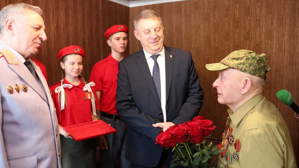 Губернатор Брянской области Александр Богомаз вручил юбилейную медаль ветерану Василию Копылову