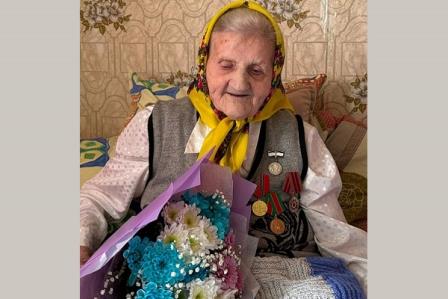 В брянской Клетне труженицу тыла, ветерана труда Марию Капустину поздравили с 100-летием