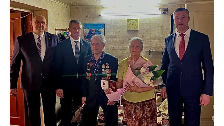 В брянских  Клинцах ветерану Константину Купрейченко вручили юбилейную медаль