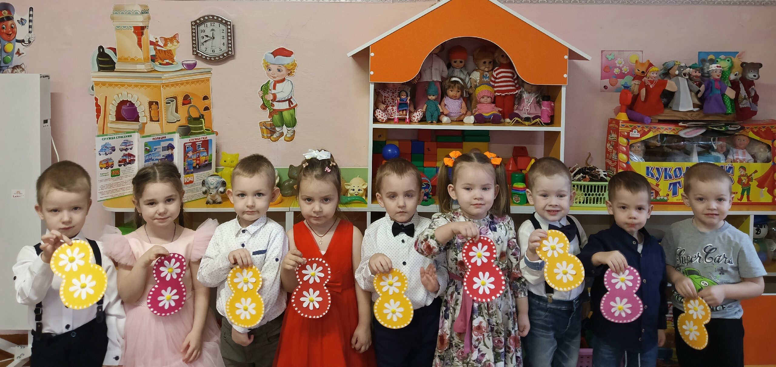 Воспитанники Мглинского детсада № 1 подготовили праздничные открытки для любимых мам и бабушек