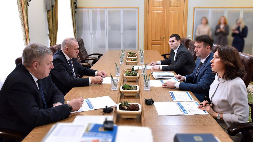 Губернатор Брянской области Александр Богомаз провел встречу с генеральным директором АО «Газпром энергосбыт Тюмень»