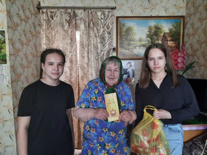 Пожилых прихожан Успенского храма г. Мглина поздравили с Воскресением Христовым