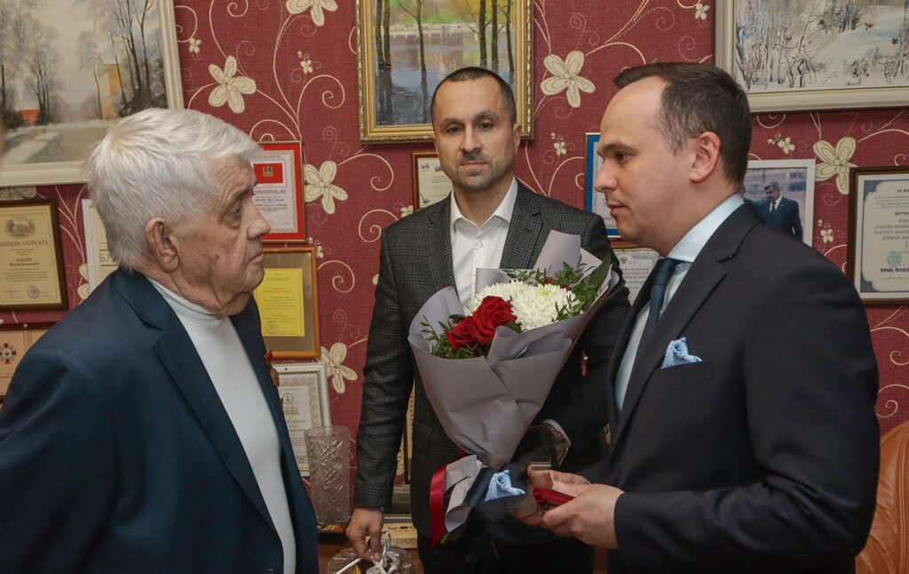 В Брянске Юрия Лодкина поздравили с наступающим праздником и вручили медаль