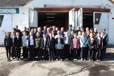 Глава администрации района Михаил Ходин поздравил мглинских пожарных с профессиональным праздником