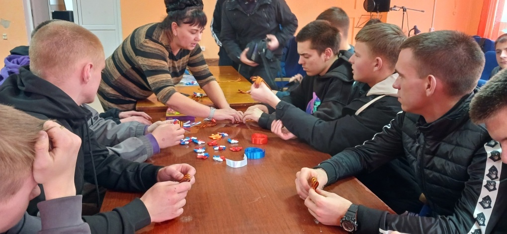 Мглинские студенты приняли участие в мастер-классе по изготовлению памятной броши