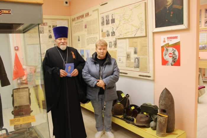 Сотрудники Мглинского краеведческого музея принимают поздравления с праздником