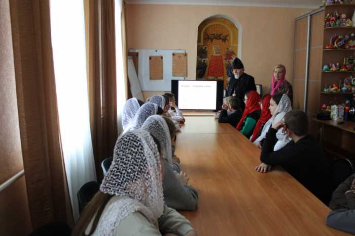 С воспитанниками воскресной школы при Успенском храме г. Мглина провели беседу