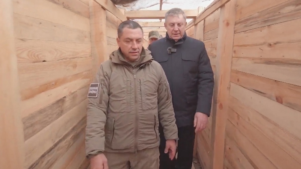 Александр Богомаз показал, как устроены опорники брянского отряда «БАРС»