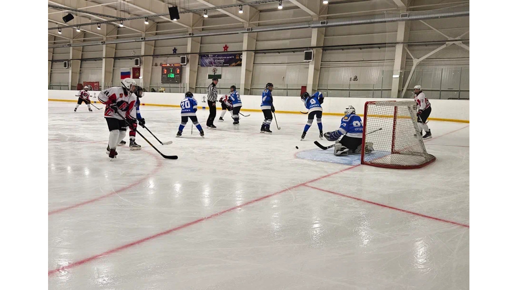 В Стародубе  впервые кубок губернатора по хоккею разыграли женские команды