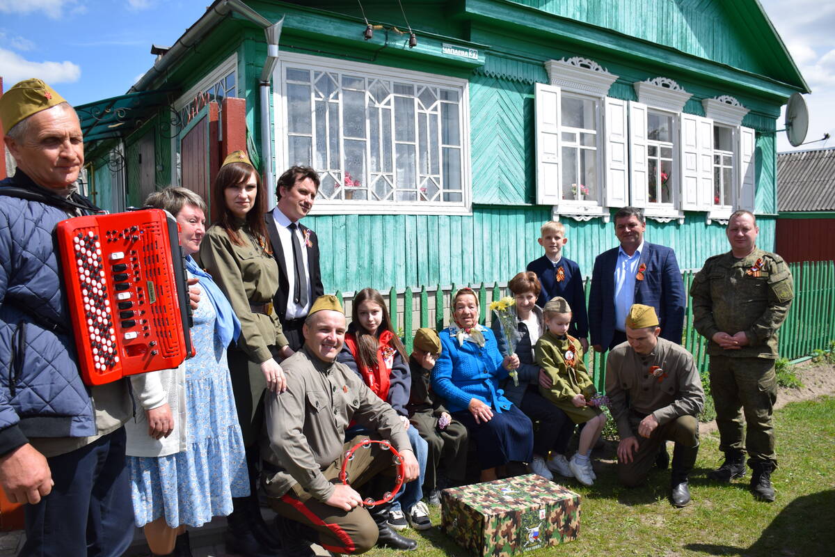 В Климово возле домов ветеранов звучали песни военных лет
