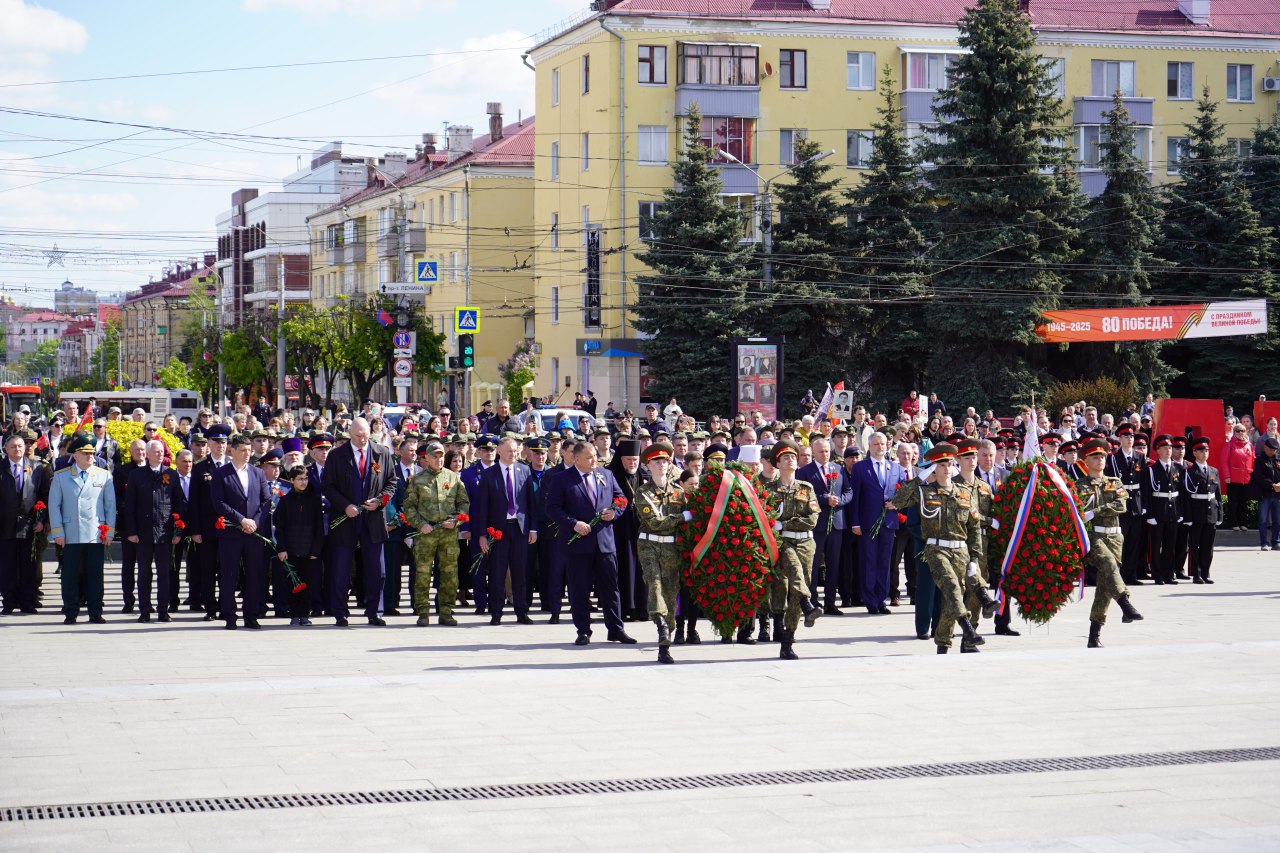 В Брянске возложили цветы к Вечному Огню