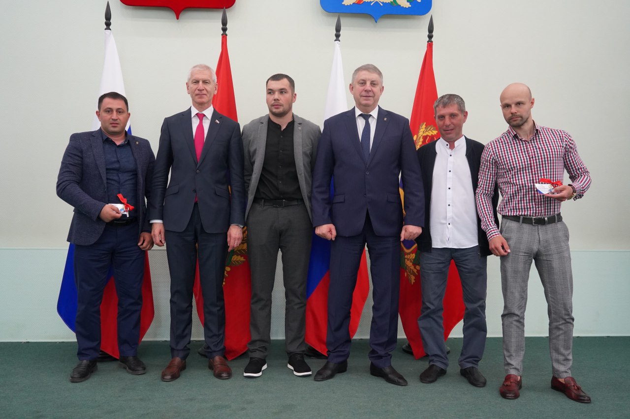 Награды и ключи от квартир вручили брянским тренерам