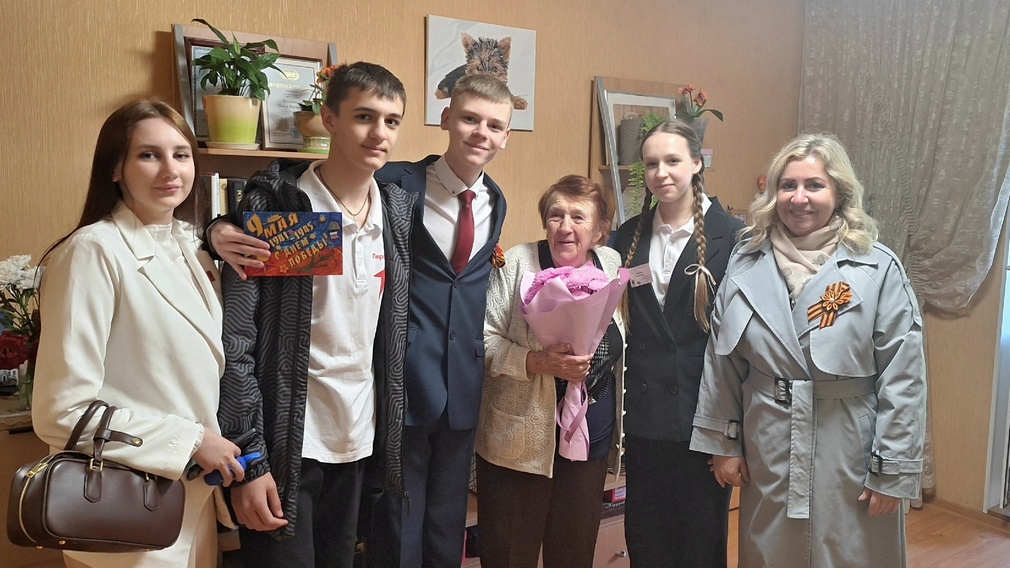 Инна Мухина и участники Детского общественного совета навестили ветерана Анну Поддуеву