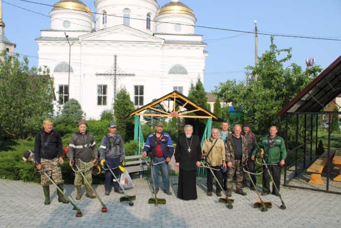 Волонтеры не первый год служат во благо Успенского храма г. Мглина