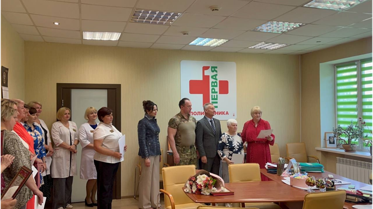 В Брянске поздравили с профессиональным праздником медработников Бежицкого района