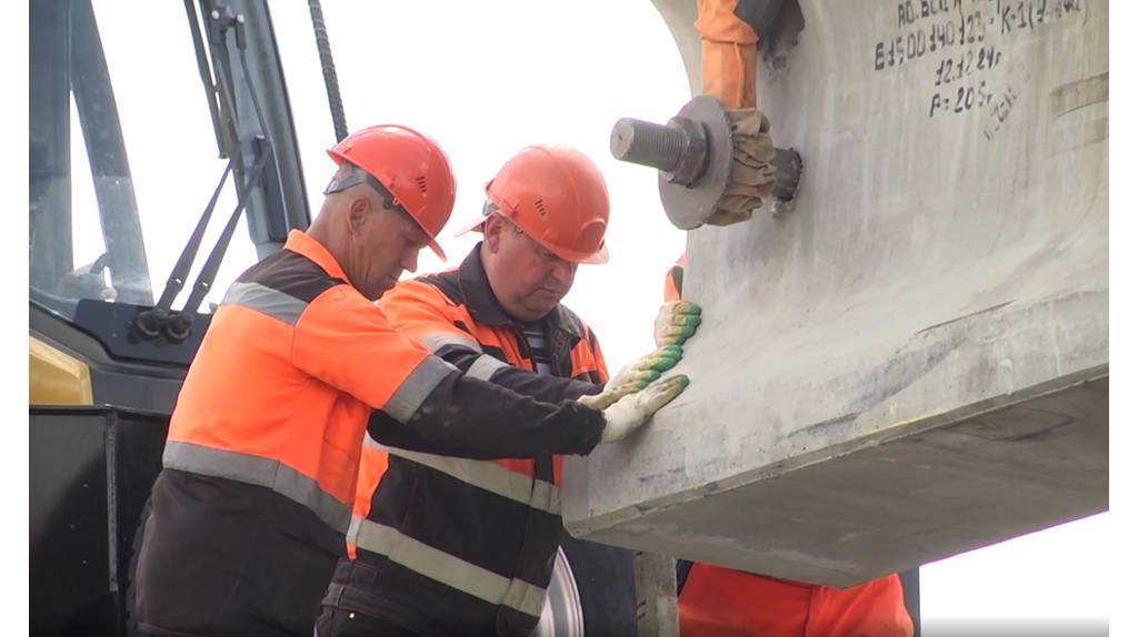 На строительстве путепровода в Унече уложили последнюю балку