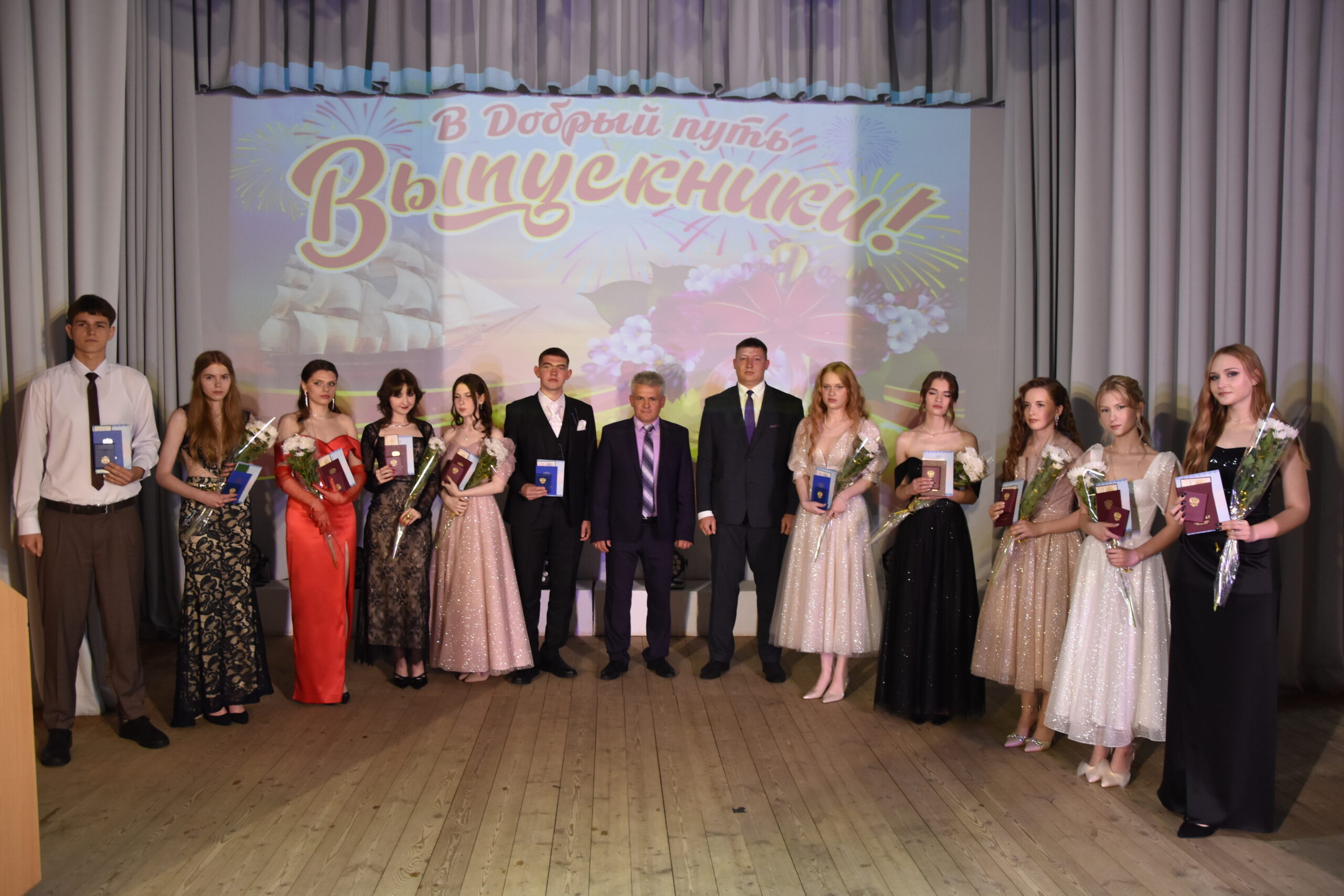 Мглинских выпускников чествовали за особые успехи в учебе