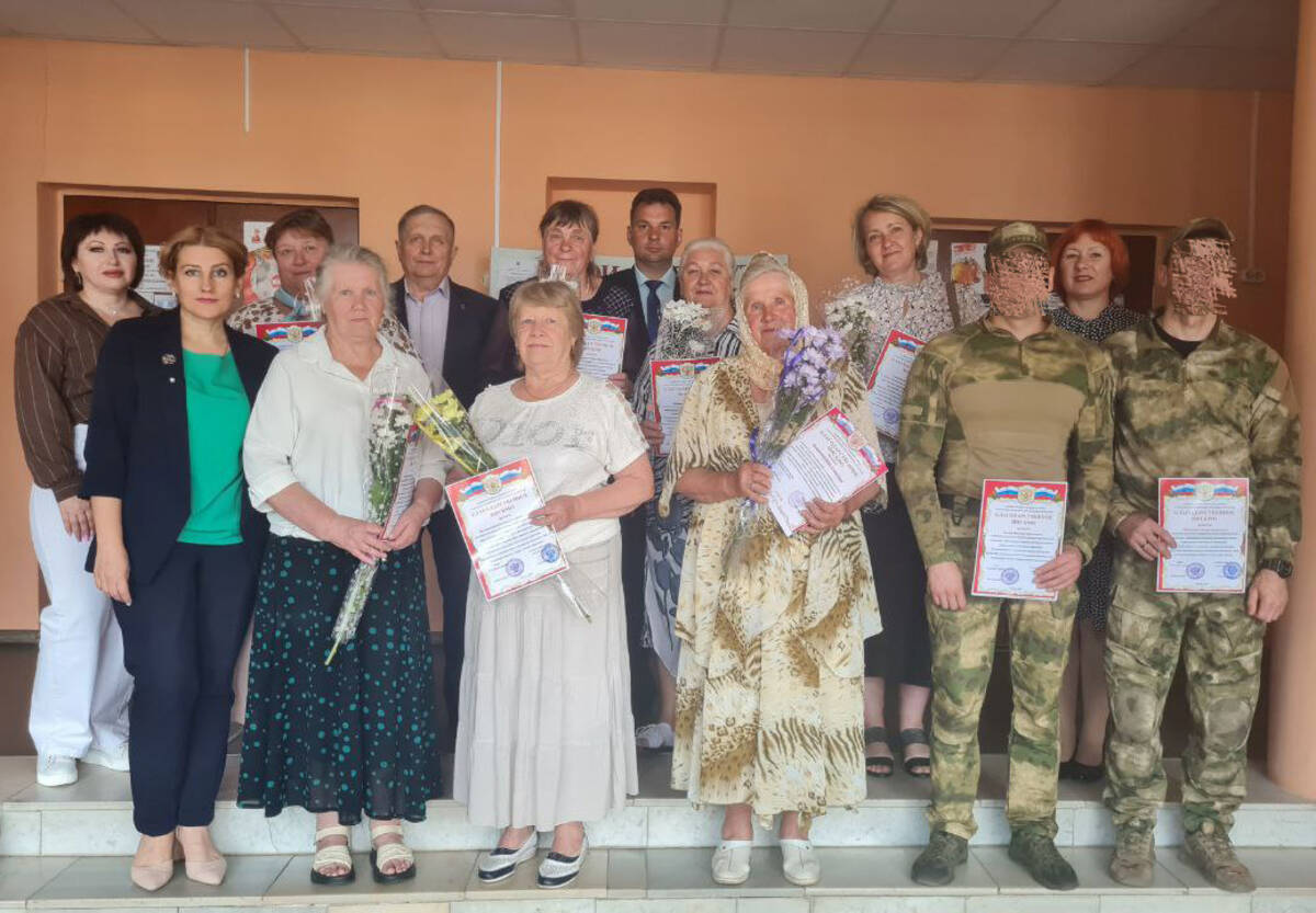 В брянской Суземке наградили жителей, помогающих защитникам границы