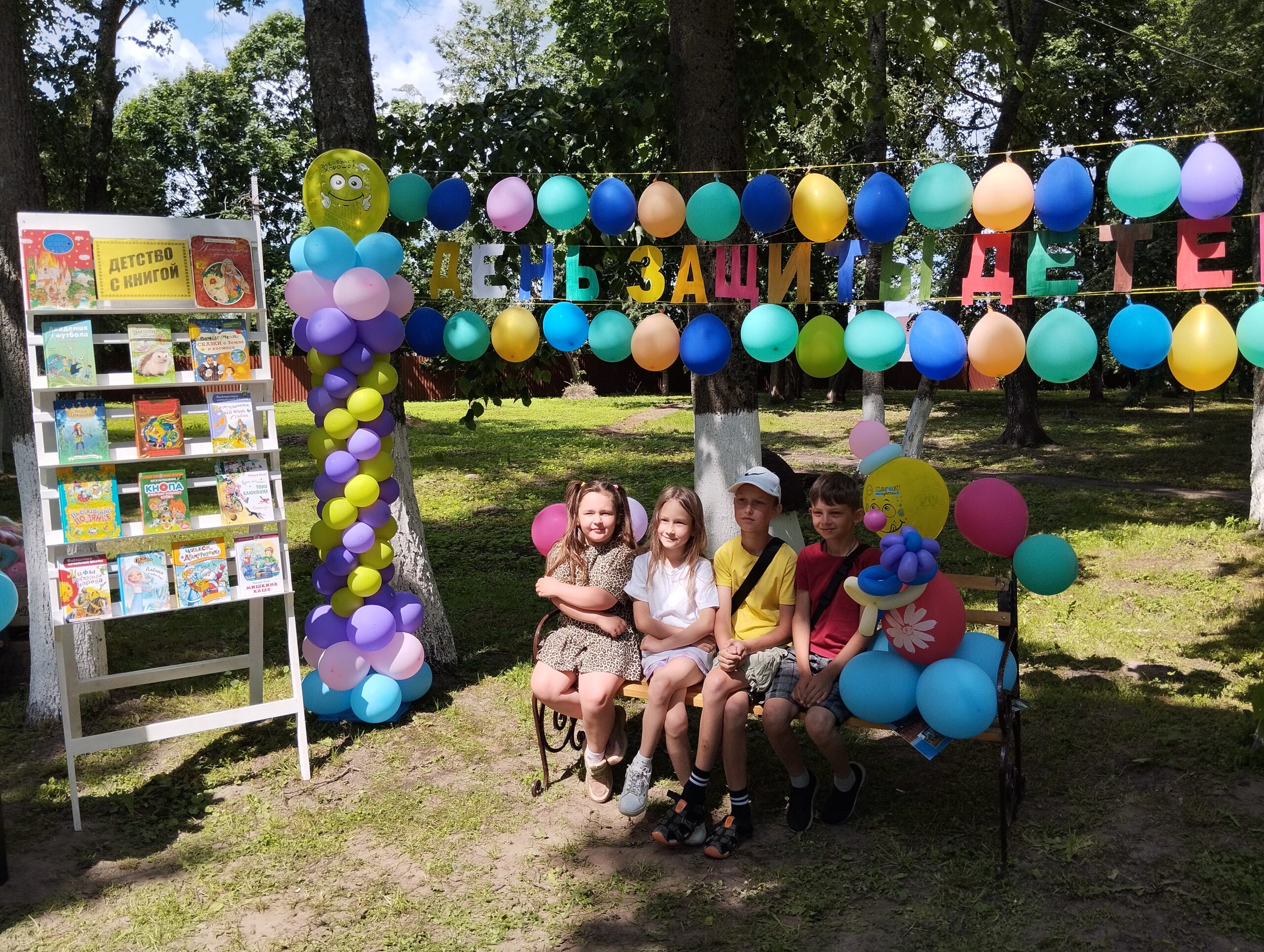 В парке г. Мглина детская библиотека организовала выездной читальный зал