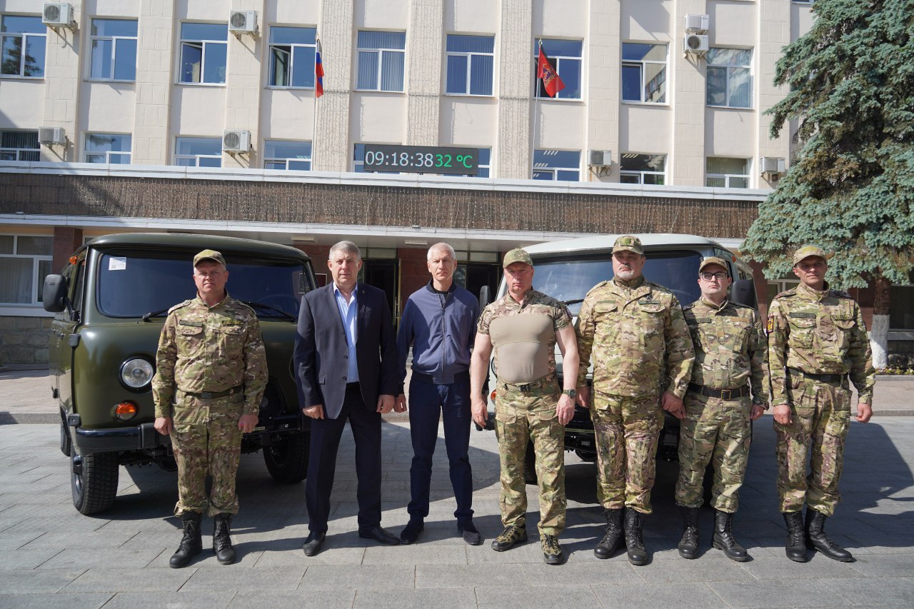 Бойцам бригады БАРС-Брянск вручили ключи от новых автомобилей