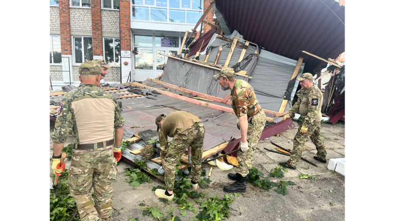 Бойцы «БАРС-Брянск» ликвидируют последствия урагана в Климово