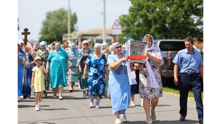 В брянском селе Медвёдово прошел крестный ход в честь Тихвинской иконы Божией Матери