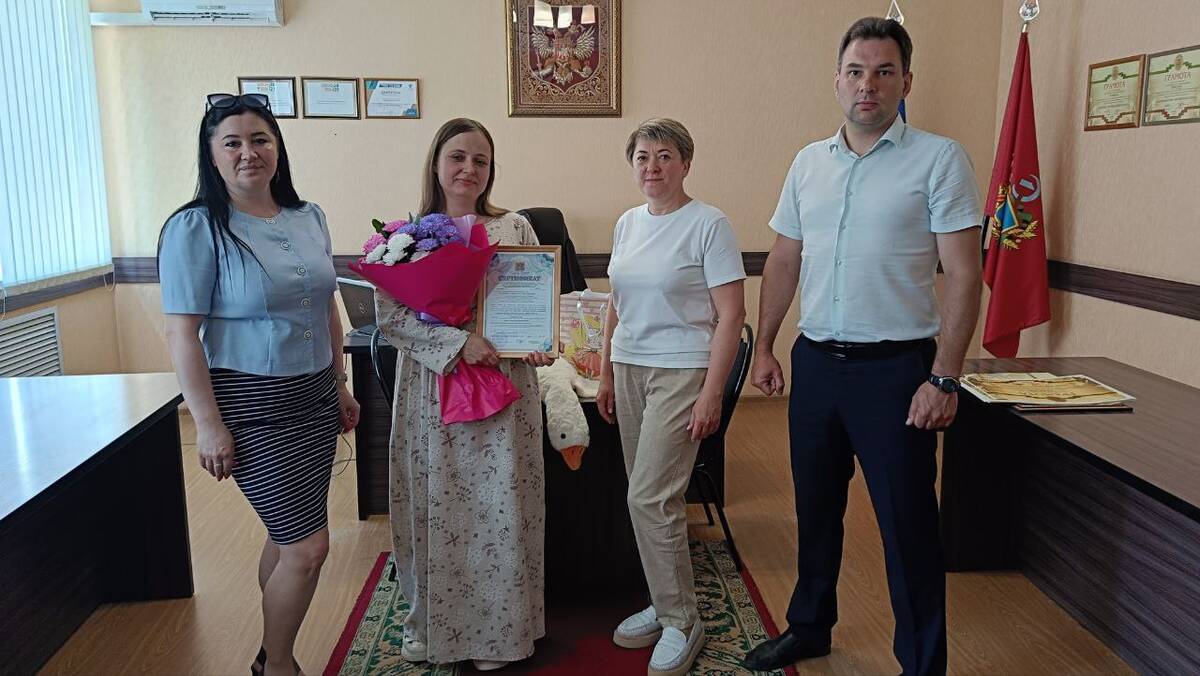 В брянской Суземке вручили сертификат на маткапитал многодетной маме