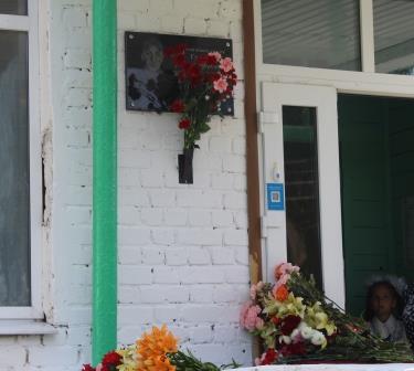 В Симонтовке Мглинского района открыли мемориальную доску выпускнику-участнику СВО Денису Гулакову