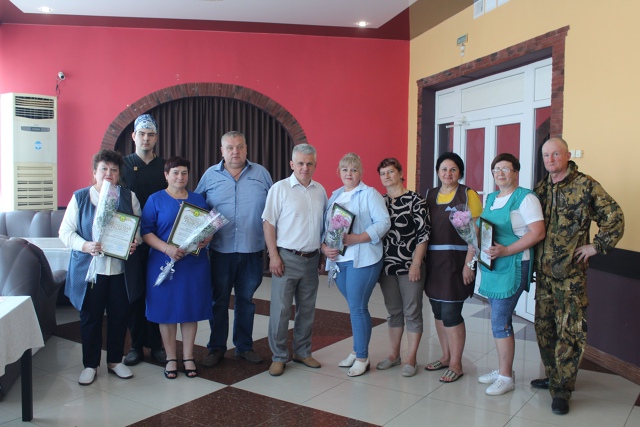 Глава администрации Мглинского района поздравил  работников системы потребительской кооперации