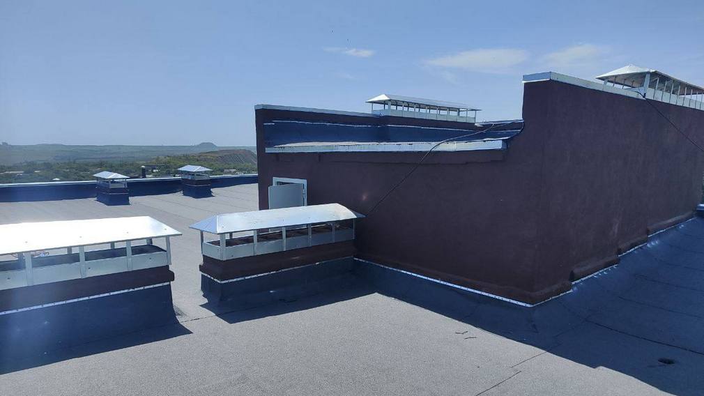 В Брянке брянские строители ремонтируют кровли многоквартирных домов