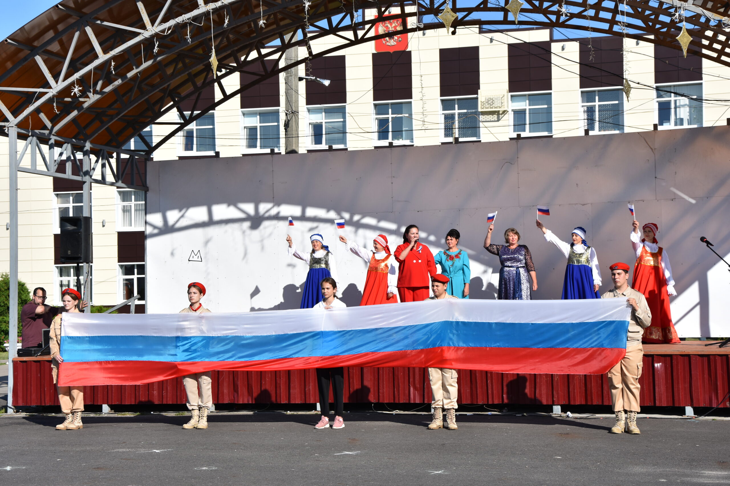 В Мглине состоялся митинг- концерт, посвященный Дню Государственного флага