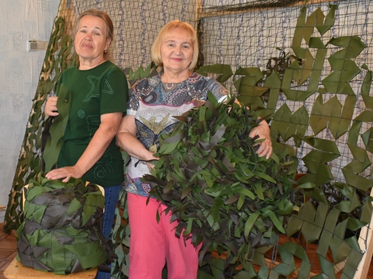 В Клетнянском районе на Брянщине  активисты волонтерской группы «ZОV Клетня» сплели более восьмисот маскировочных сетей