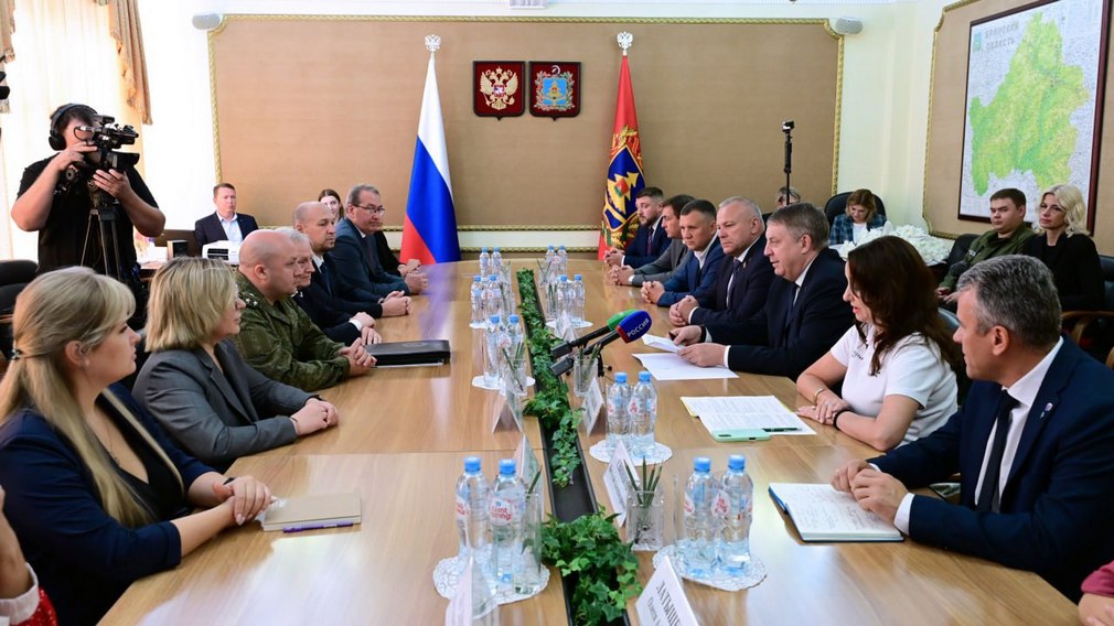 Губернатор Брянской области Александр Богомаз встретился с волонтерами и военными медиками