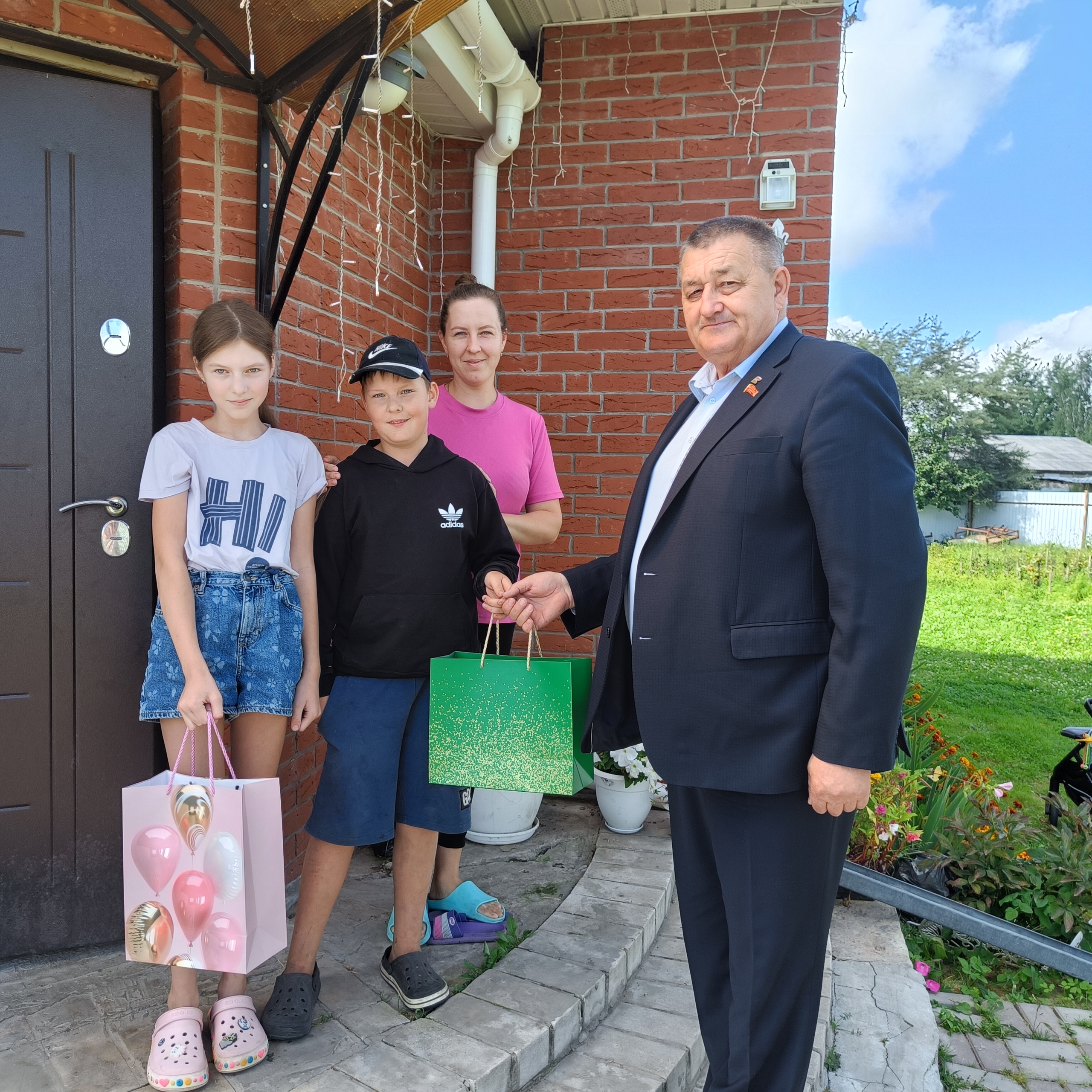 Александр Резунов поздравил с наступающим учебным годом ребят из мглинской многодетной семьи Федосеенко