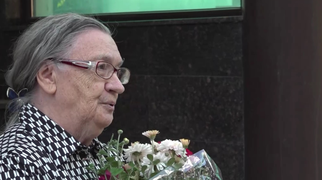 Легендарную спортсменку и блокадницу Самотесову поздравили артисты Брянской филармонии