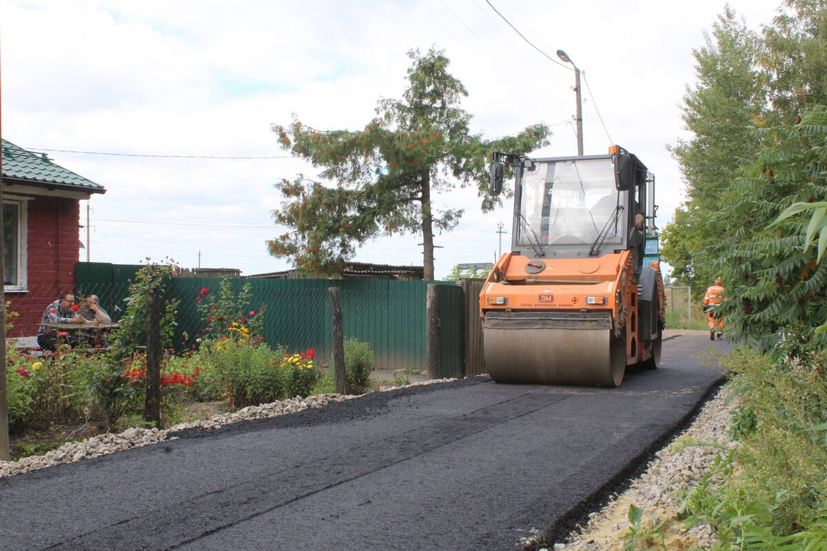 На Брянщине в Комаричском районе по улице Колхозной начали укладывать новый асфальт