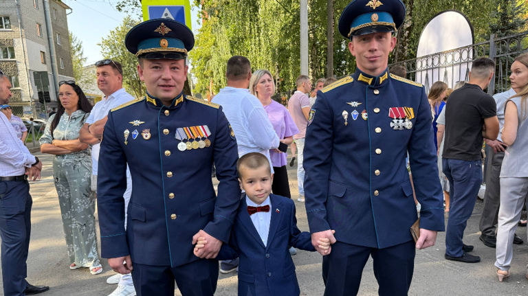 В Брянске сына героя СВО в школу проводили боевые товарищи отца