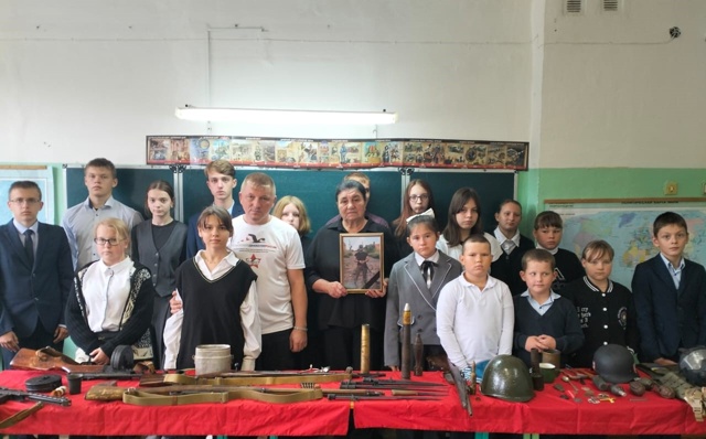 В Луговецкой школе состоялась встреча с руководителем поискового отряда «Память» Геннадием Фроловым