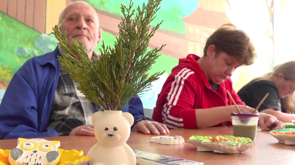 Волонтеры брянского фонда «Мирослава» провели мастер-класс для подопечных интерната